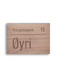 Dørskilt "Haugatoppen i eik"
