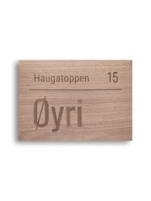Dørskilt "Haugatoppen i eik"